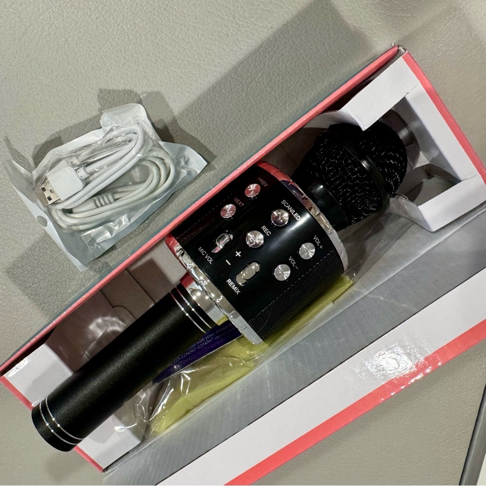 Wireless Handheld Karaoke Microphone I NEW IN BOX